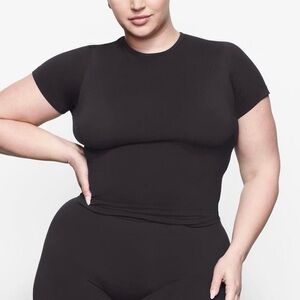 Size S SKIMS Onxy Soft Smoothing Seamless T-Shirt
